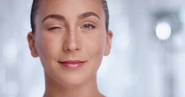 Kameranın içine çarpıcı kadın winks