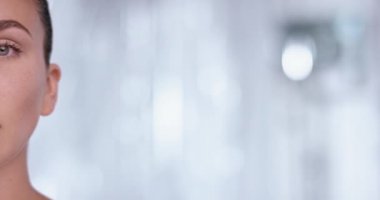 Beyaz arka plan önünde çarpıcı gülümseme ile güzel kadın