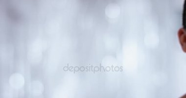 gülümseyen bir çekici kadın ateş izleme