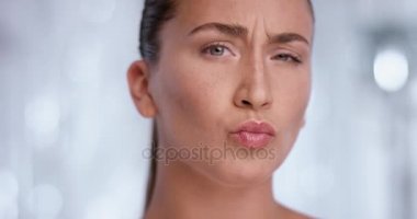 Güzel esmer kadın bir yüz buruşturma yapar