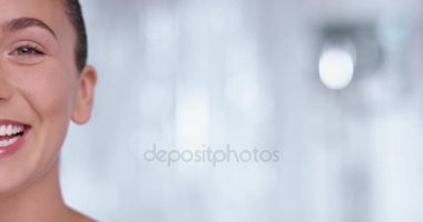 Gülünecek bir çekici kadın ateş izleme