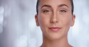 Kadın rockn roll jest içine fotoğraf makinesi havalı bir göz ile yapar