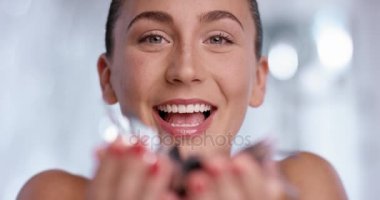 Çekici kadın darbeler konfeti kamera ve gülümsüyor