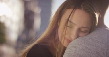 Güzel bir kızın kafasını erkek omzuna dinlenme yakın portre