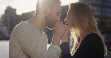 Genç güzel çift dalga şişe pipet ile dışarı yudumlarken