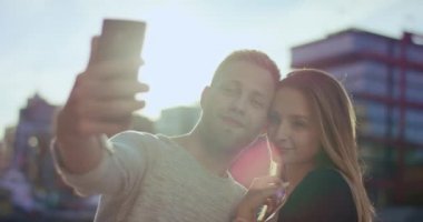 Hipster çift alarak selfie Hafencity önünde