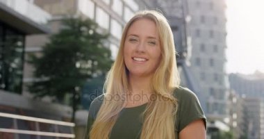 Modern Limanı önünde kameraya gülümseyen çekici sarışın kadın