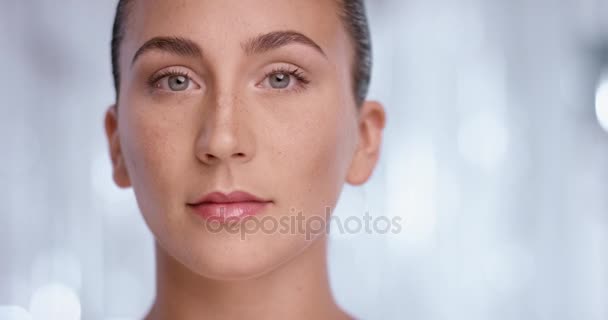 Ritratto di bella giovane donna che guarda la macchina fotografica — Video Stock