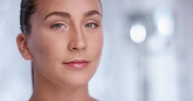 Güzel genç kadın kamera başına dönme ve gülümsemeye başladı