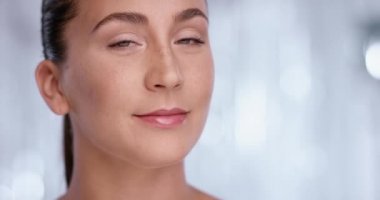 Kamera başına dönme ve parlak bir gülümseme vermek güzel genç kadın