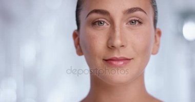 Parlak bir gülümseme ile çarpıcı güzel kız