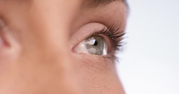 Yakın çekim inanılmaz yeşil gözleri kapanıyor bir genç kadının — Stok video