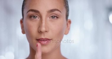 Psst - yapma güzel bir kız bir shusing jest parmağını dudaklarına için yetiştirme