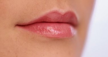 Makro ateş dudak parlatıcısı ile kaplı bir ağız