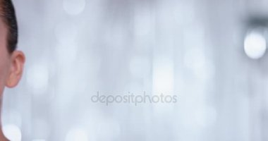 Kamerafahrt soldan sağa kameraya winks çarpıcı bir esmer