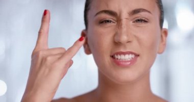 Kadın rockn roll jest içine fotoğraf makinesi havalı bir göz ile yapar