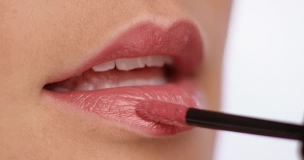 Mulher está usando gloss labial e verificando seus lábios depois — Vídeo de Stock