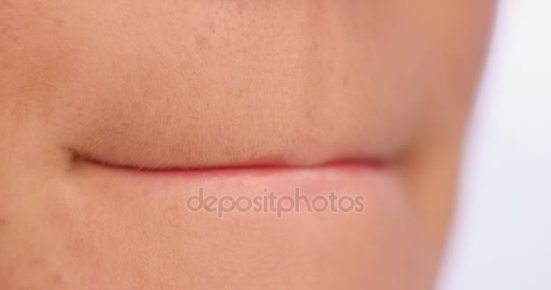 Ung kvinna kontrollerar sitt läppglans på läpparna — Stockvideo