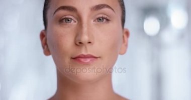 Onu eyebrowns ve gülümseyerek kameraya kadar çekici kadın çeker