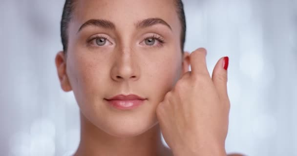 Schönheitsbild einer attraktiven Frau mit roten Nägeln — Stockvideo
