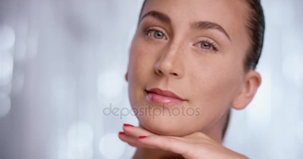 Plan beauté d'une jolie femme aux ongles rouges devant un fond blanc — Video