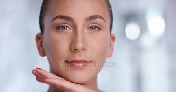 Plan beauté d'une jolie femme avec des taches de rousseur qui regarde dans la caméra — Video