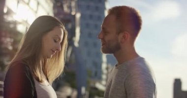 Mutlu çift birbirine sevgi dolu bir bakışla bakarak