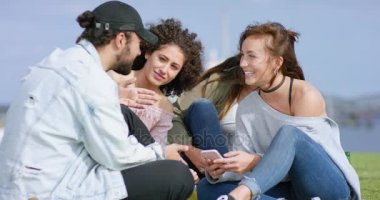 Çok ırklı bir grup genç insan smartphone ile eğlenmek dışında