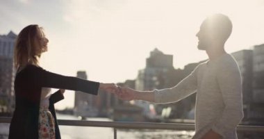 Tatlı aşk çift liman kenti önünde dans