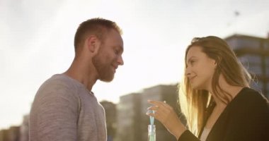 Mutlu çift sevinçle bir saman ile bir şişe dışında içme