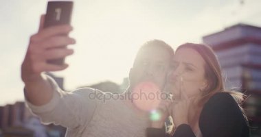 Şirin çift yapım komik şeyler ve yüz selfie için
