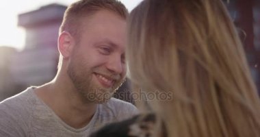 Çekici bir genç adam IIS amorously kız arıyorum