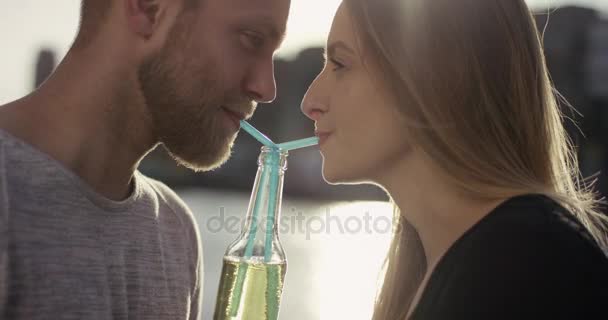 Gros plan de couple sucré buvant de la limonade avec une paille — Video