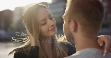 Çekici genç kadın erkek yumuşak bir öpücük vererek