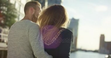 Ayakta-yan yana izlerken bir ışıltılı su genç Çift