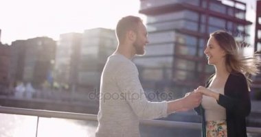 Gün batımı dans genç şirin çift