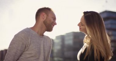 Çekici bir genç adam bir çiçek kız arkadaşına veriyor