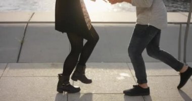 Genç tatlı çift şakacı şehirde dans