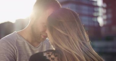 Genç çift samimi bir an zevk