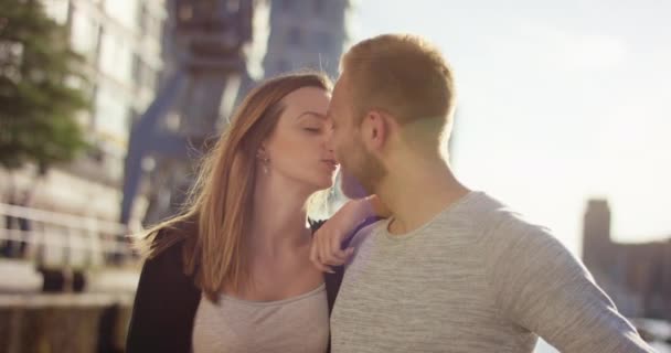 Güzel genç kadın sevgilisi bir öpücük vererek — Stok video