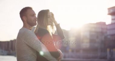 Genç erkek arkadaşı onun kollarında tutuyor