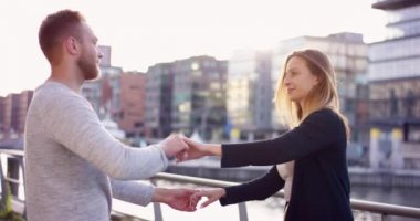 Genç çift romantik şehirde dans