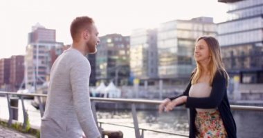 Genç kadın erkek kollarında atlama