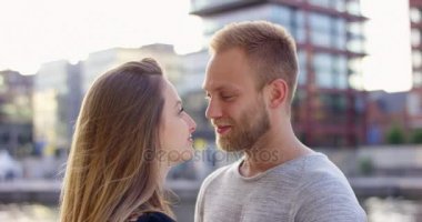 Genç modern çift şehirde öpüşme