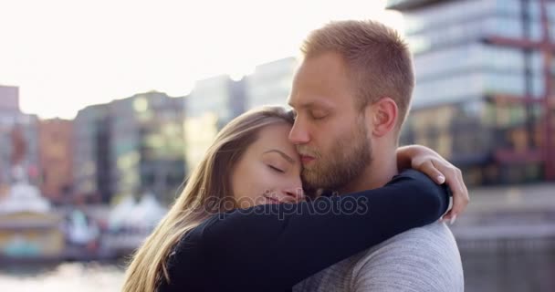 Bonito casal abraçando fora — Vídeo de Stock