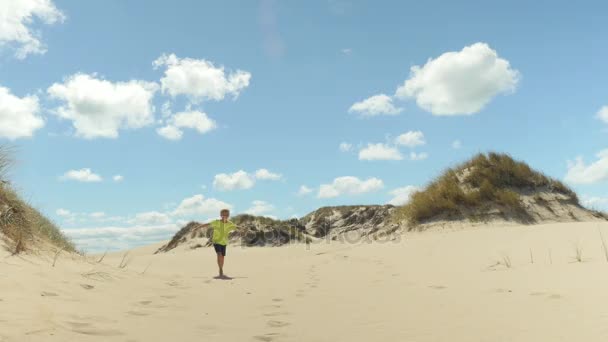 Enfant courant dans le sable — Video