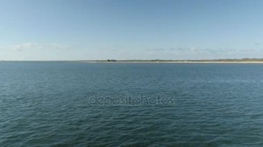 Arka planda ada mavi deniz Panoraması