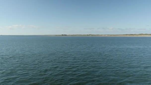 Panorama de mar azul con isla en el fondo — Vídeo de stock