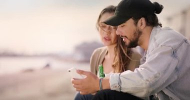 Genç adam bir şey çekici genç kadın için smartphone üzerinde gösterilen