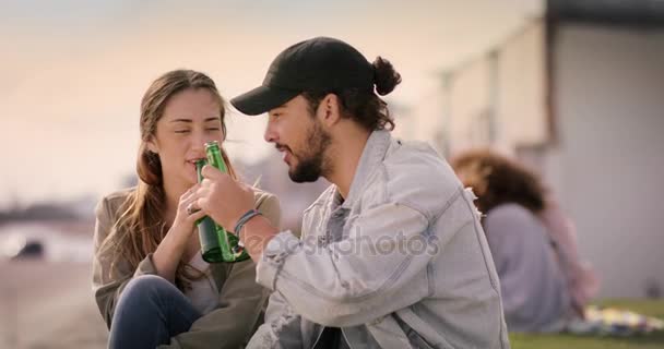 Jeune femme et jeune homme profiter de leurs boissons à l'extérieur — Video